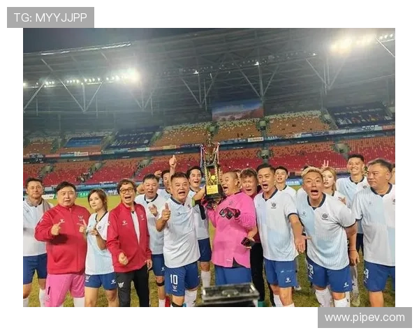 力哥与足球明星们的精彩合影瞬间展现了友谊与激情的完美结合 力哥与足球明星们的精彩合影瞬间展现了友谊与激情的完美结合