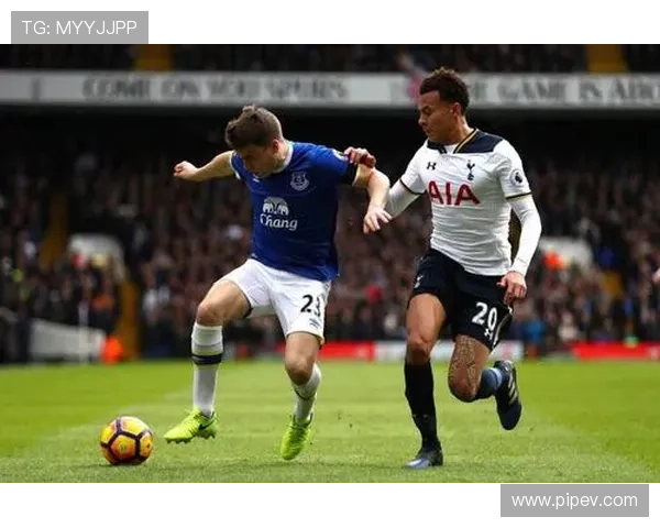 深入探讨上海足球队各队员配合默契程度与战术执行力的全面对比分析 深入探讨上海足球队各队员配合默契程度与战术执行力的全面对比分析